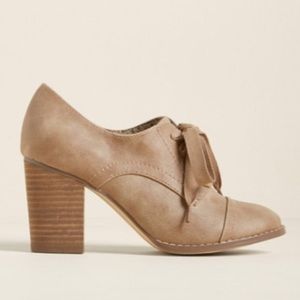 👢 Modcloth Oxford Taupe Lace Up Block Heel👢